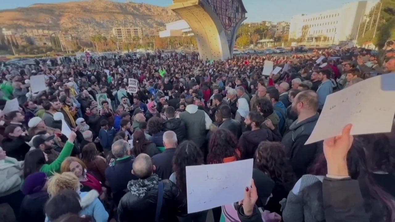 Siria, manifestazione a Damasco: centinaia di persone chiedono un Paese laico, libero e democratico