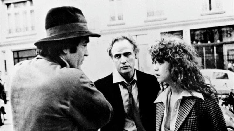 Maria Schneider con Marlon Brando e Bernardo Bertolucci sul set di Ultimo tango a Parigi
