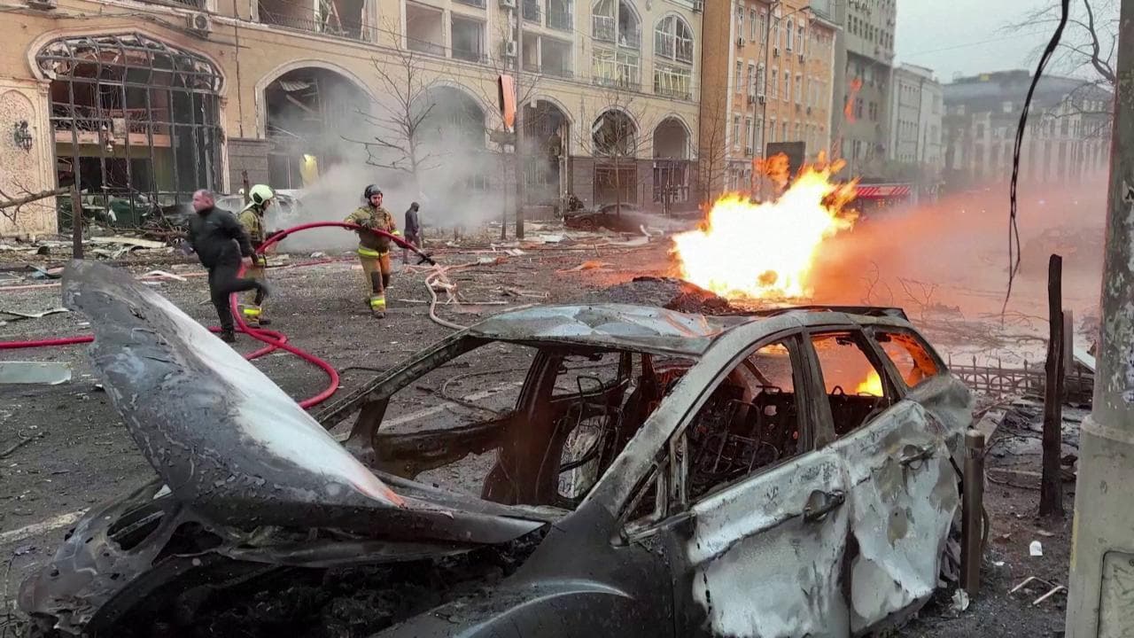 Kiev, le immagini della città colpita da missili russi all'alba