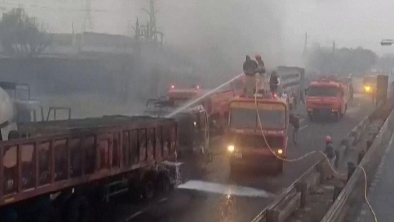 India: camion contro autocisterna, nel distributore di benzina a Jaipur esplode l'inferno