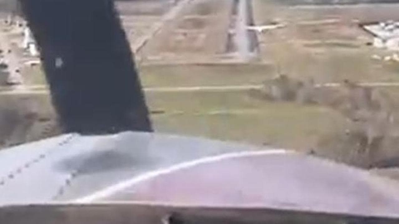 Texas, aereo in avaria atterra e ne investe un altro sulla pista: l'incidente ripreso in "diretta"