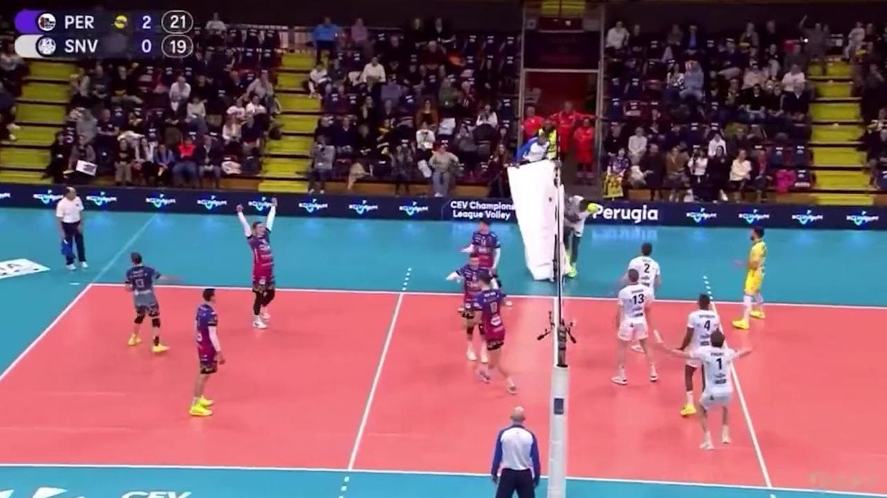Champions League volley, l'arbitro viene travolto da un giocatore e cade dal seggiolone