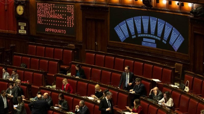 Manovra, ok della Camera. Maggioranza divisa sulle multe ai no-vax e norma anti-Renzi