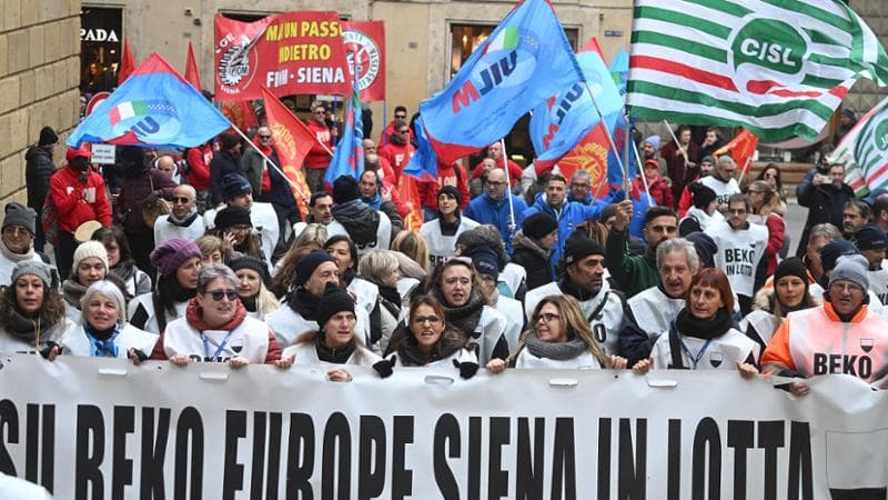Lo sciopero, a Siena, dei metalmeccanici di Fim, Fiom e Uilm per il rinnovo del contratto nazionale: i lavoratori della Beko
