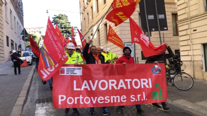 Il sit-in dei lavoratori Portovesme al Mimit