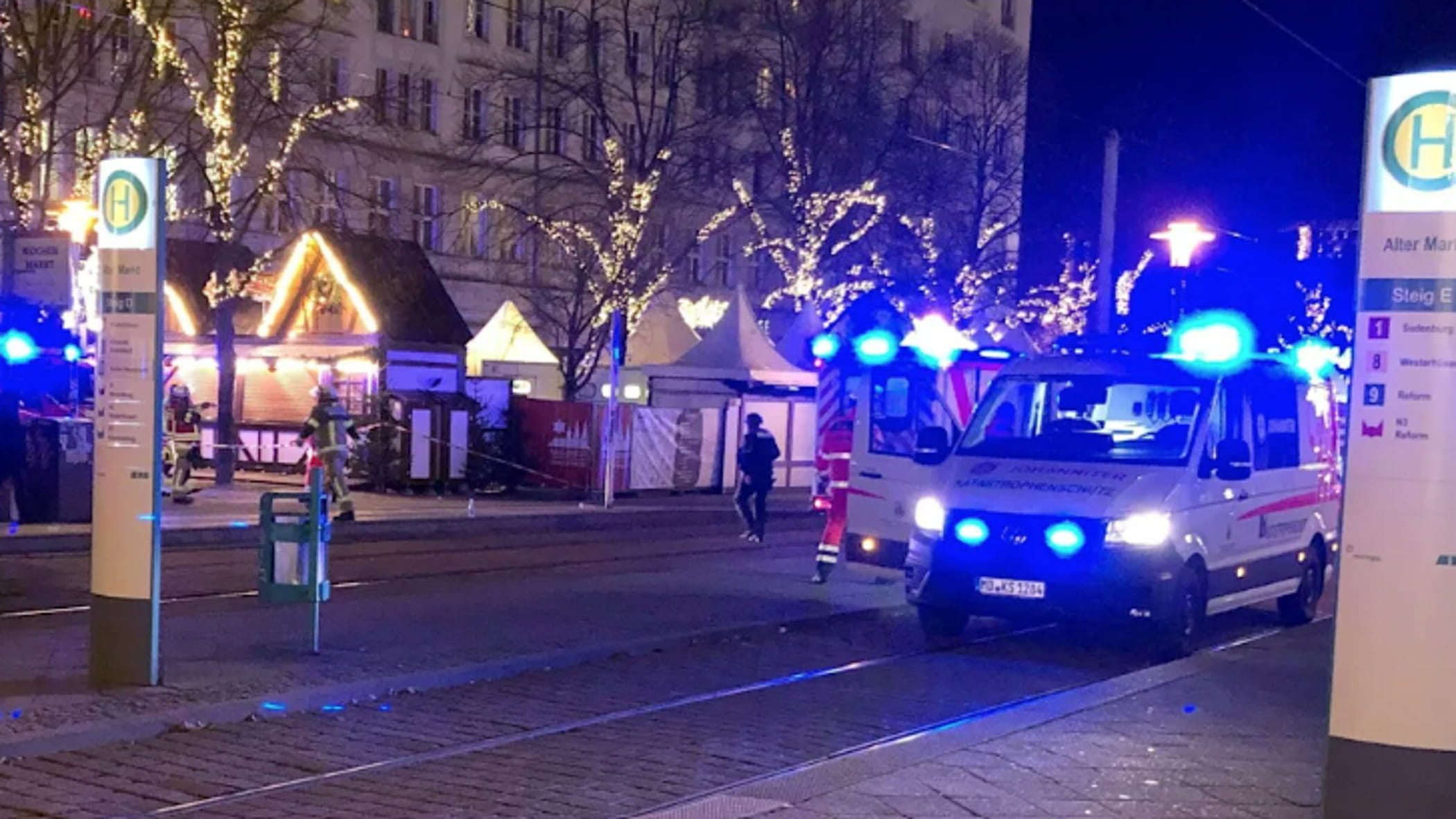 ドイツ、マクデブルクのクリスマスマーケットの車