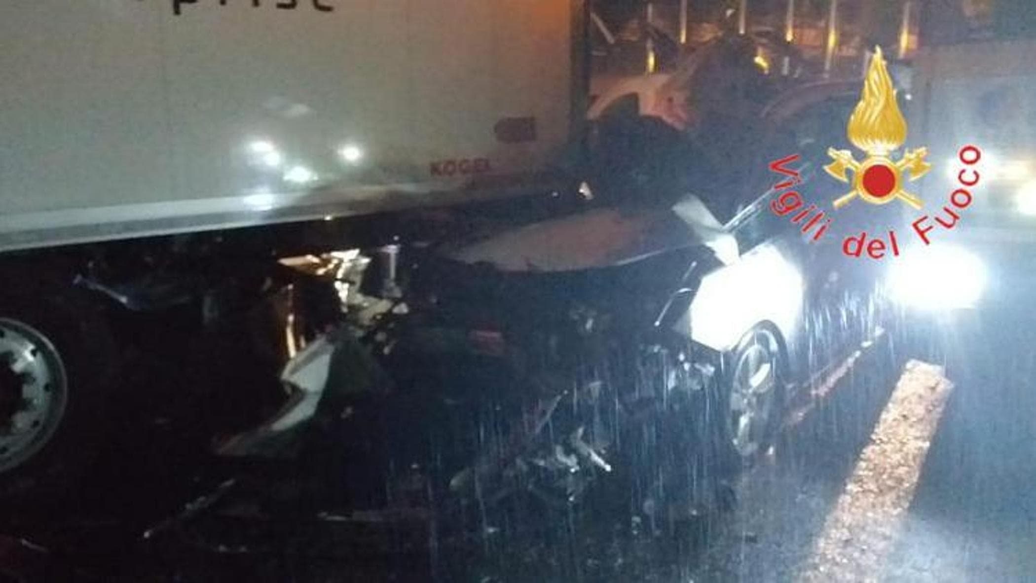 Cosentino bölgesindeki A2 otoyolunda büyük kaza: Bir kadın ve 10 yaşındaki kızı hayatını kaybetti. 8 kişi yaralandı