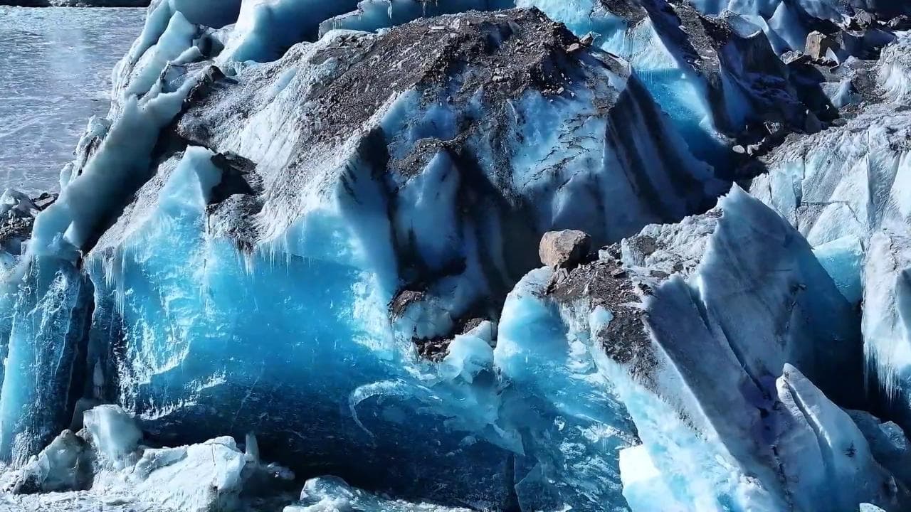 Lo spettacolare paesaggio invernale del ghiacciaio blu nel sud-ovest della Cina