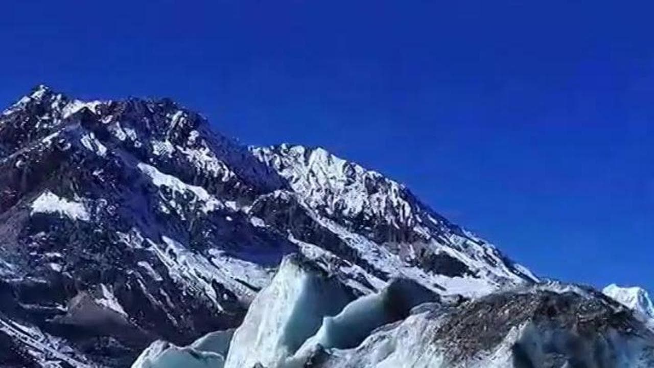Cina, lo spettacolare paesaggio invernale del ghiacciaio blu di Laigu