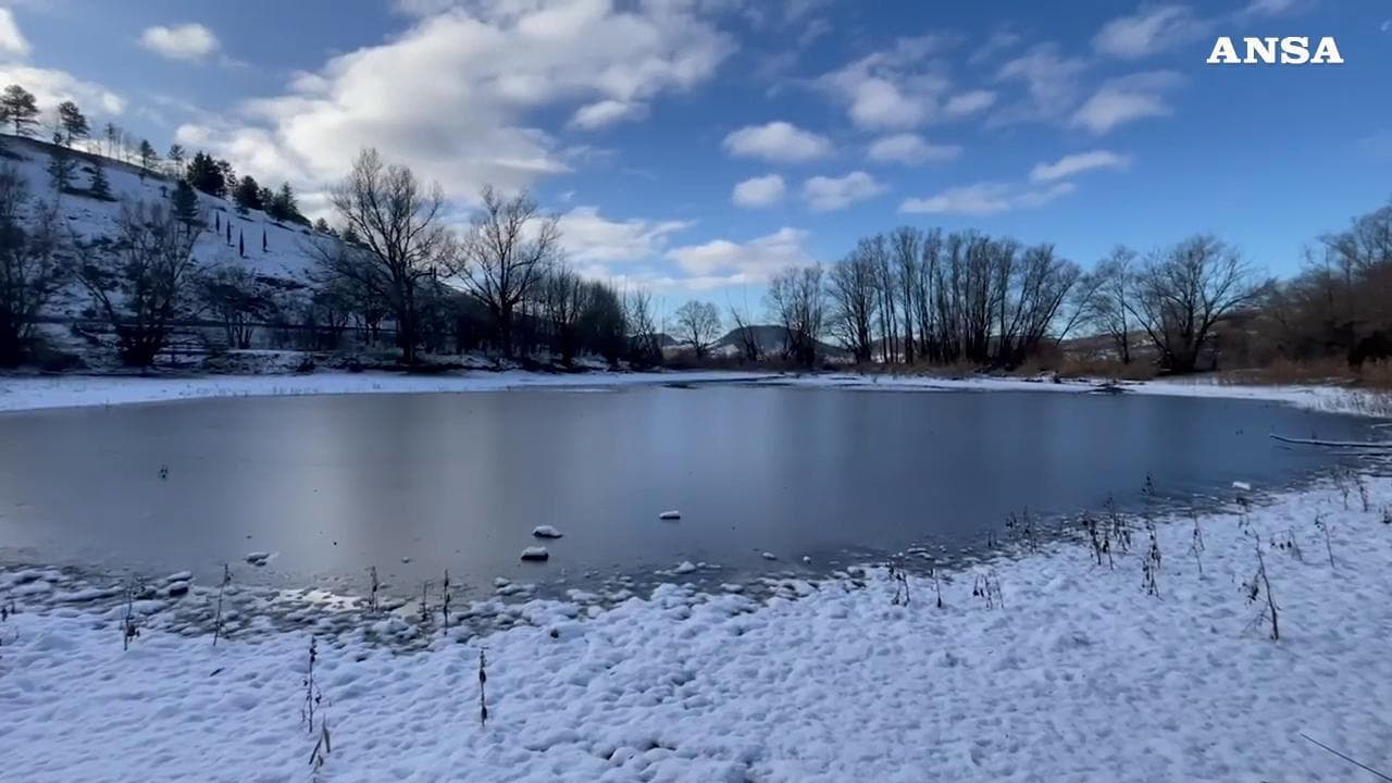 La temperatura scende sotto zero: lo spettacolo mozzafiato della palude ghiacciata