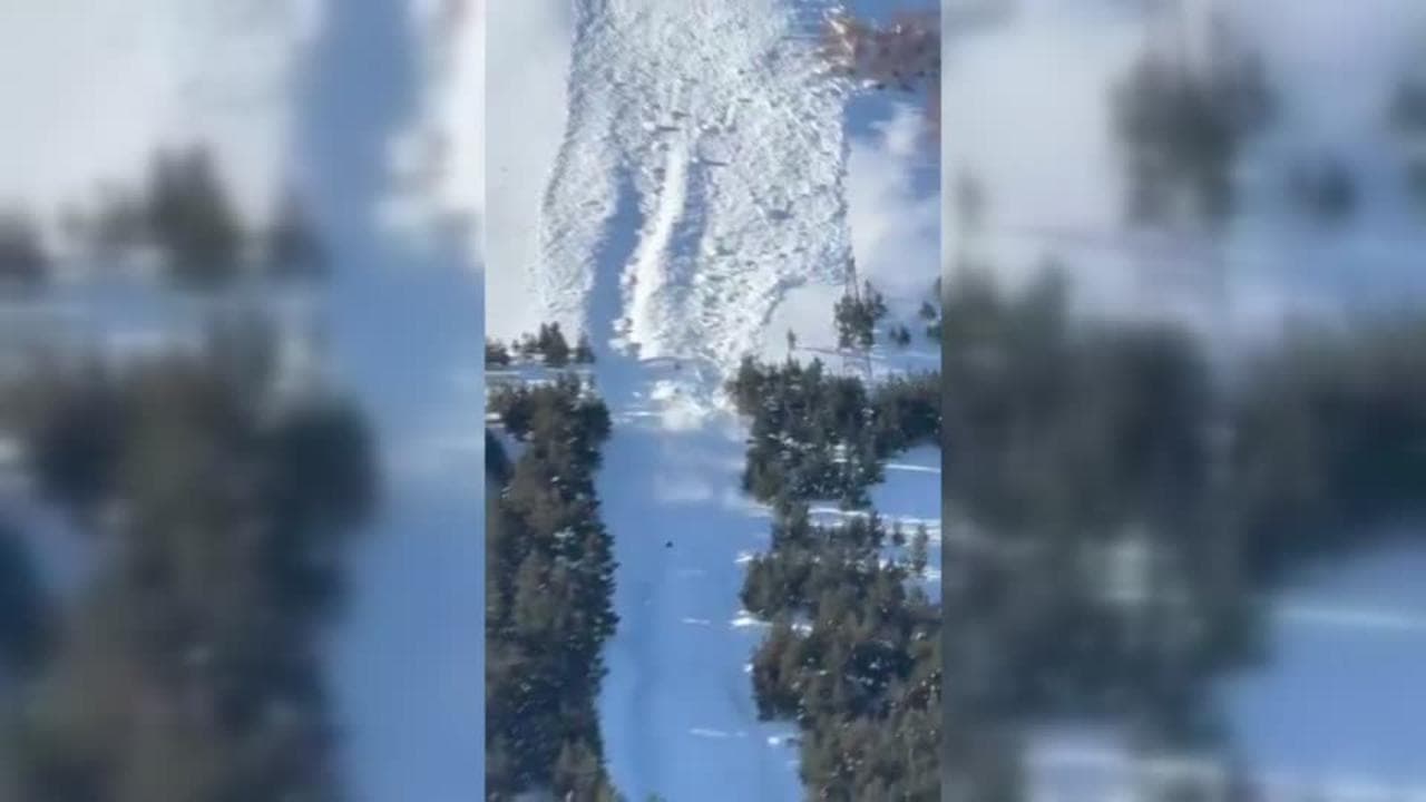 Turchia, il momento in cui la valanga di neve si stacca dalla montagna