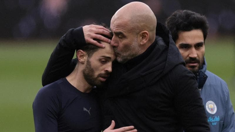 Guardiola consola Bernardo Silva a fine partita