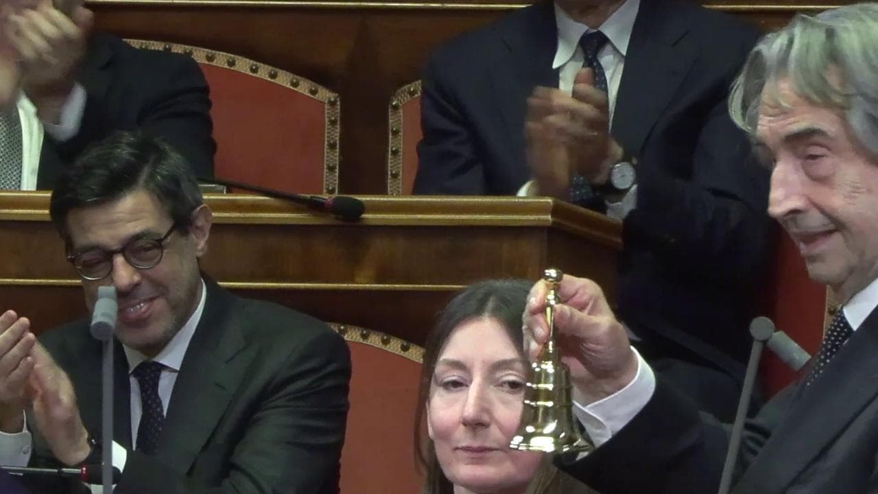 Senato, Muti show: dirige poi suona "la campanella della calma" di La Russa. Ed è standing ovation