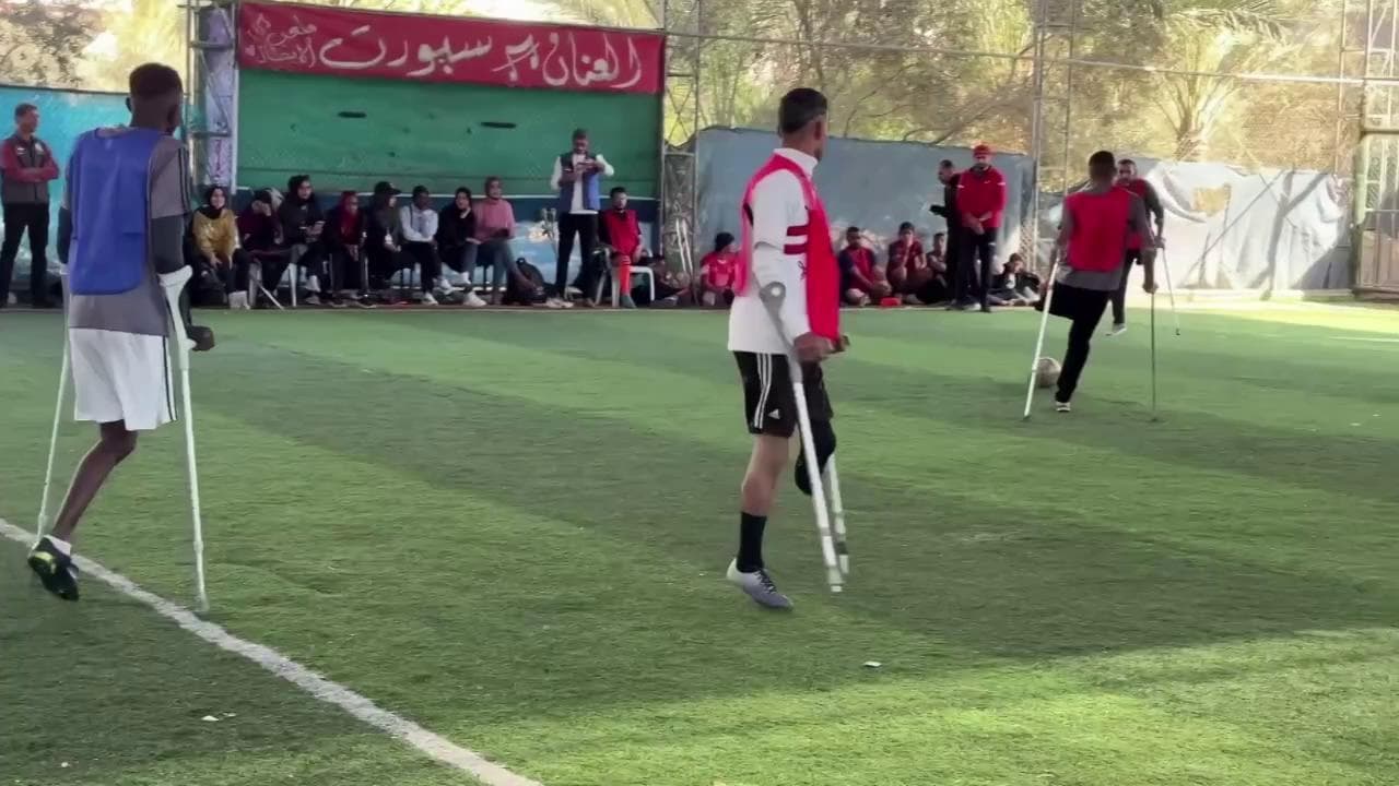 Calcio con le stampelle: a Gaza torna a giocare la Nazionale palestinese