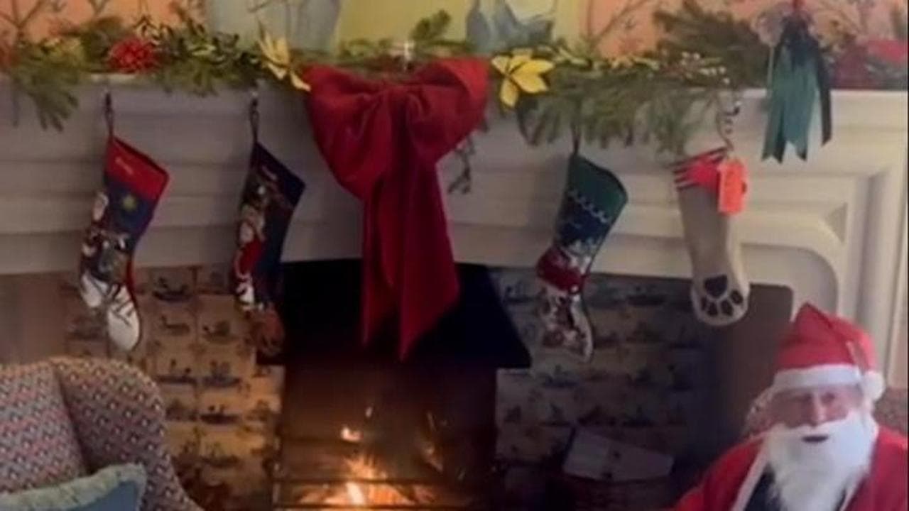 Il Babbo Natale che non ti aspetti: sotto la barba posticcia c'è Boris Johnson