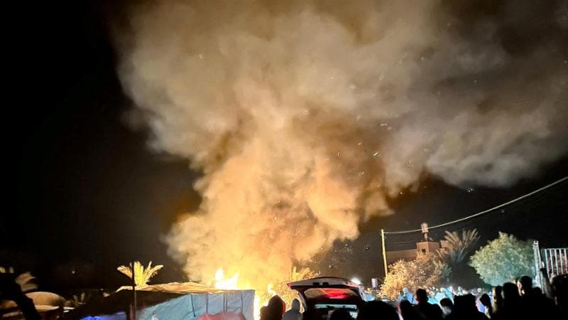 L'incendio causato da un raid israeliano a Khan Younis, nella striscia di Gaza