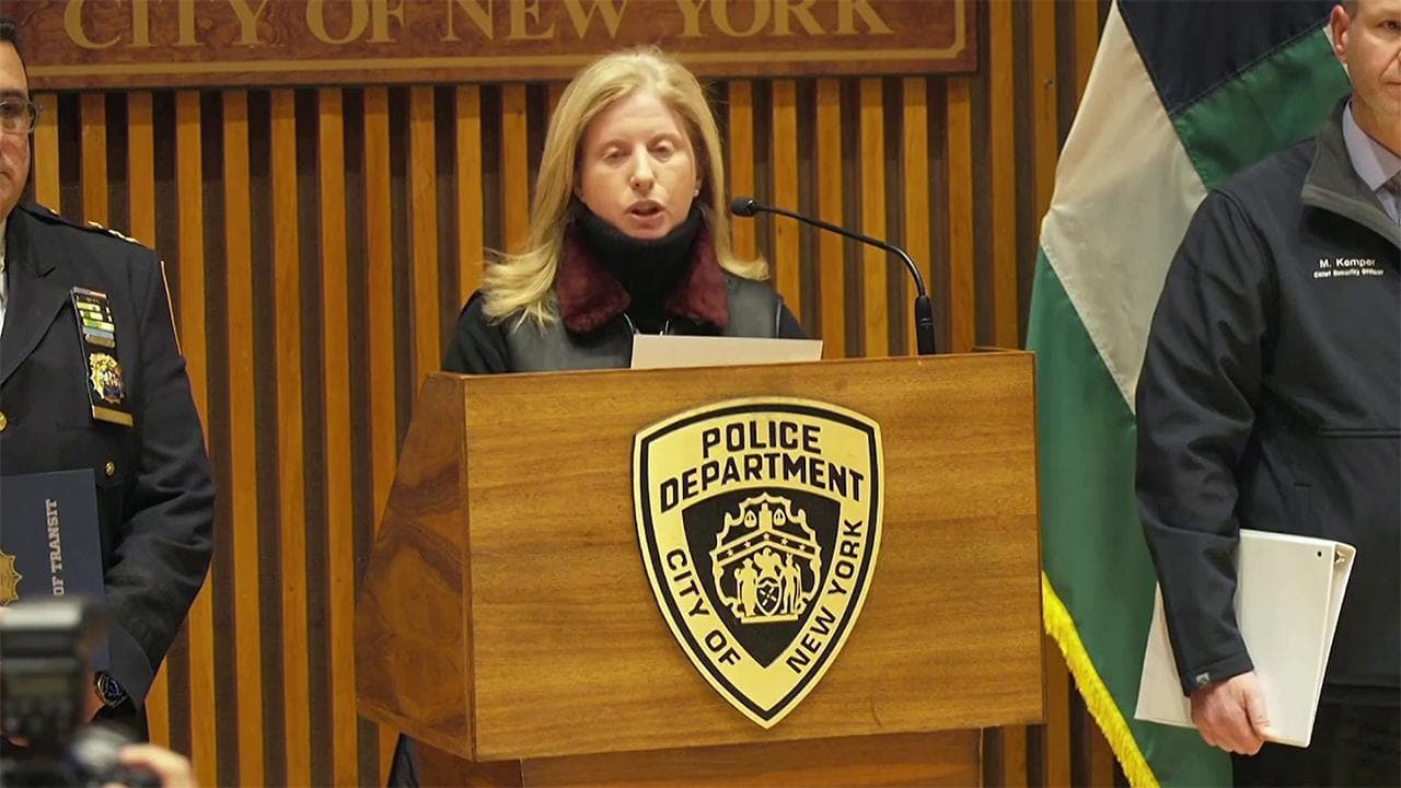 Donna bruciata viva in metro a New York, la polizia: "Intervenuti immediatamente ma invano"