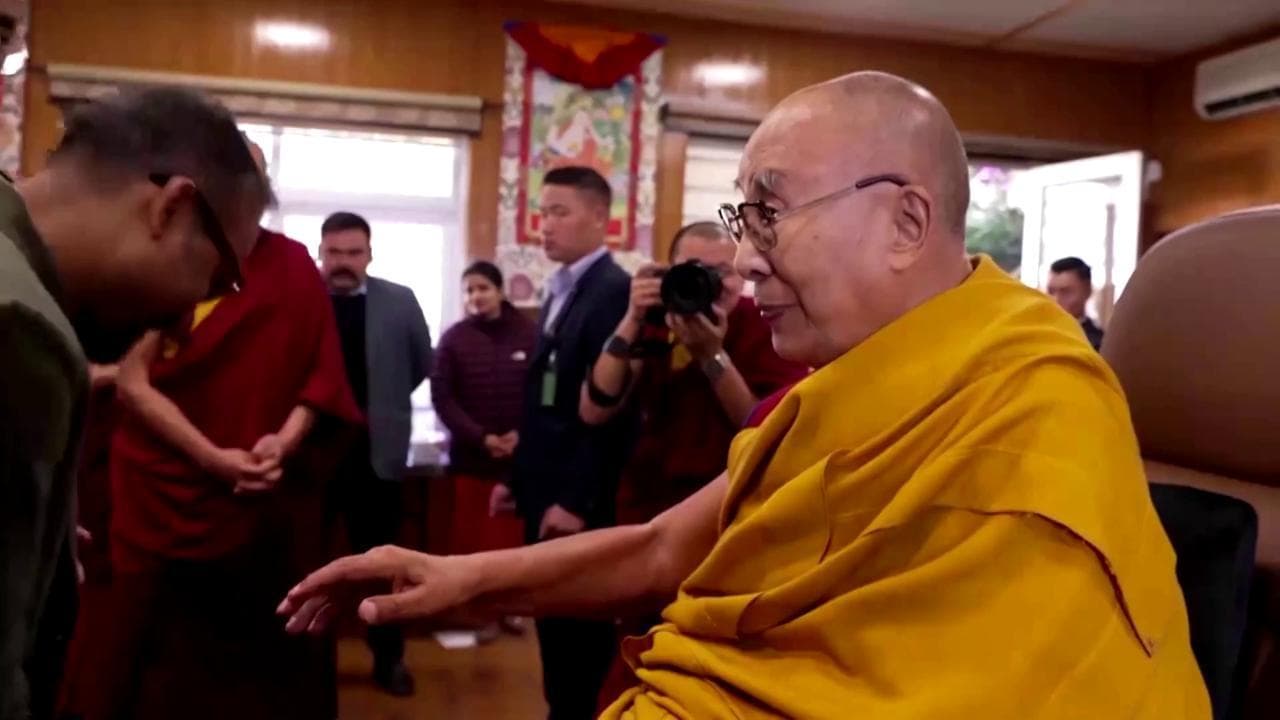 Il Dalai Lama tranquillizza tutti sul suo stato di salute: "Potrei vivere fino a 110 anni"