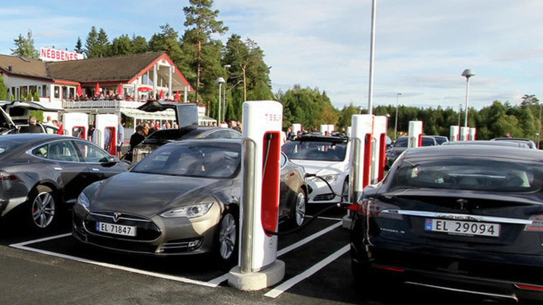ノルウェーは世界初の電気自動車ですが、ユニークなモデルです