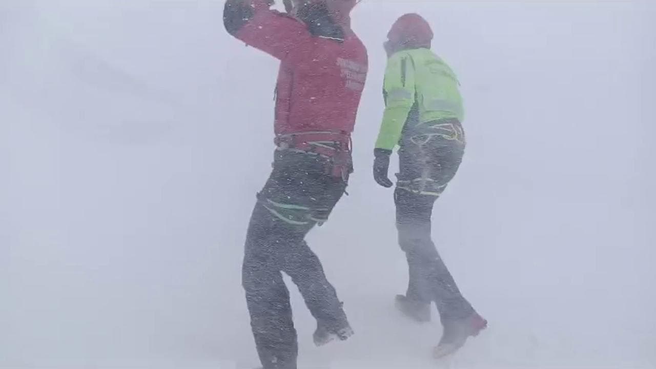 Neve e vento forte, sospese le ricerche degli alpinisti sul Gran Sasso