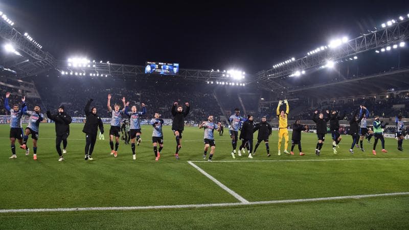 I giocatori dell'Atalanta salutano il pubblico dopo la vittoria sull'Empoli