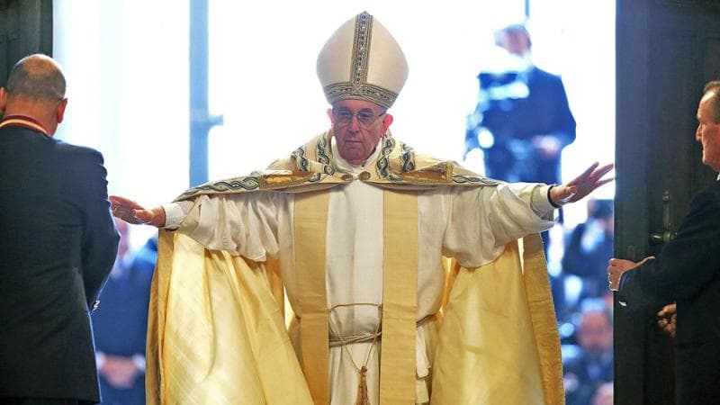 Papa Francesco apre la Porta santa (Citta' del Vaticano, Giubileo della Misericordia, 8 dicembre 2015)