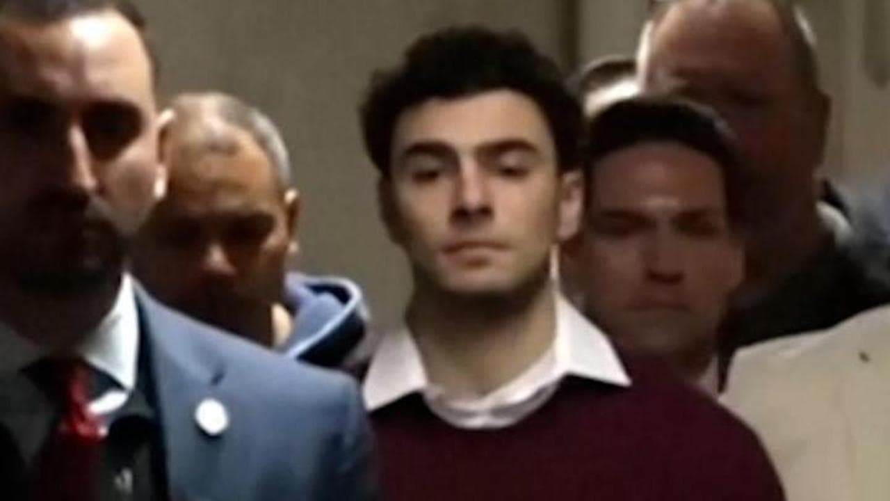 New York, Luigi Mangione si dichiara "non colpevole". L'arrivo in tribunale