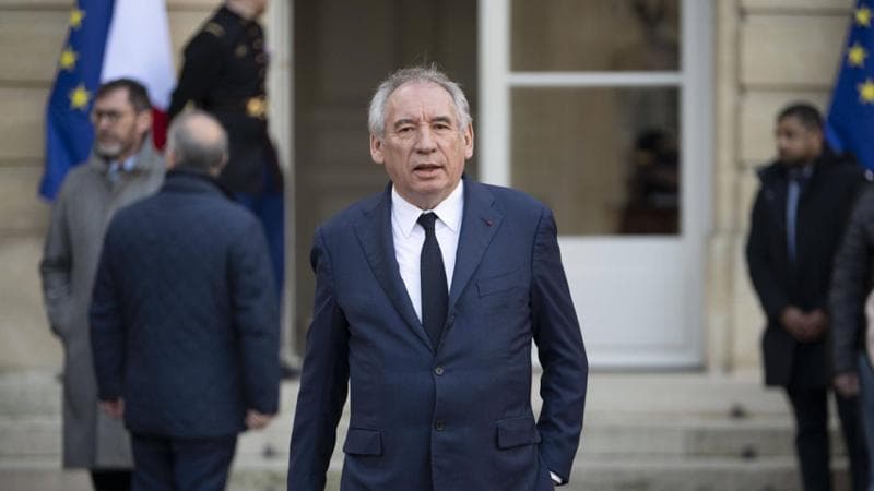 Francia, nasce il governo Bayrou. I socialisti: “Ostaggio di Le Pen”. Ma anche Bardella lo boccia