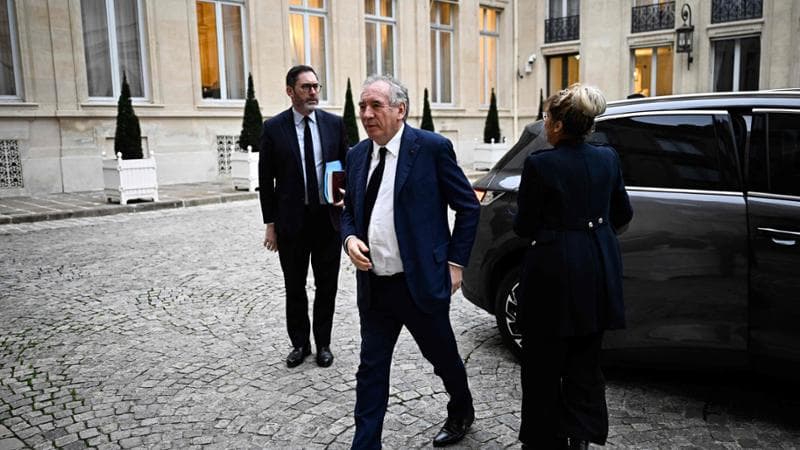 Francia, Bayrou vara il governo con molti ex illustri. I socialisti si sfilano