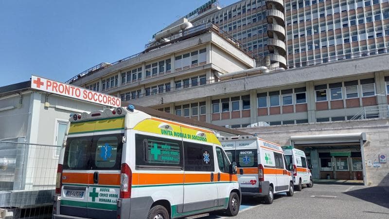 04 luglio  2022 foto Angelo Franceschi.Ambulanze parcheggiate fuori dei pronto soccorso ospedali romani..Nella foto ospedale Sant'Andrea.i