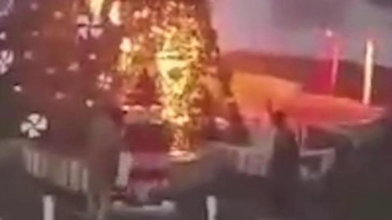 Siria, jihadisti bruciano un albero di natale a Hama. Esplode la protesta dei cristiani