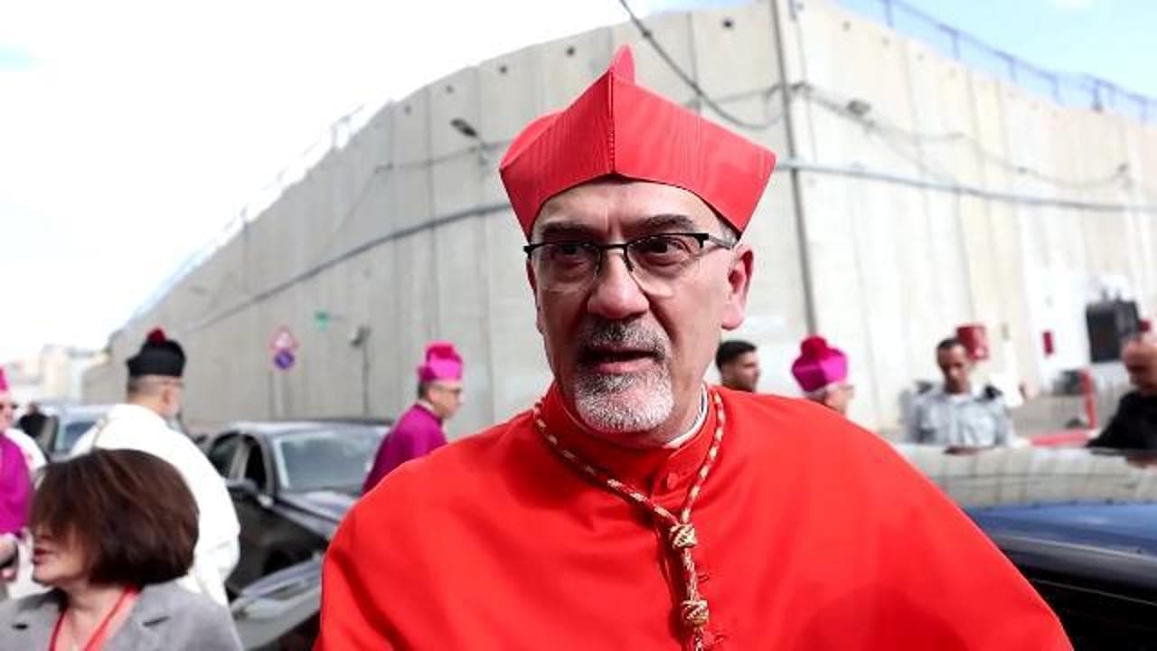 Il Patriarca Pizzaballa attraversa il muro per raggiungere Betlemme: "Ci sia luce dopo l'oscurità"