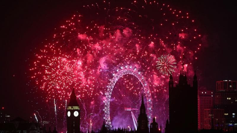 Il Natale laburista di Londra illuminato a giorno per la classica passeggiata notturna in famiglia