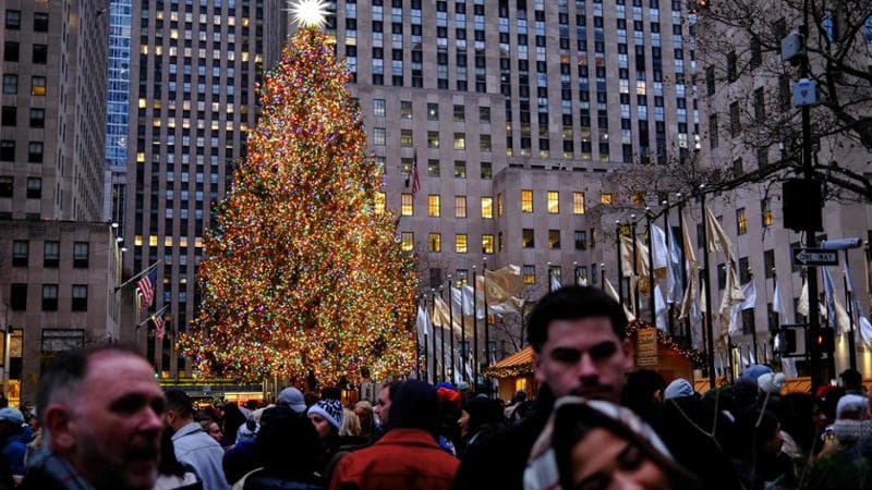 New York, il Natale più caro e affollato di sempre per dimenticare i guai del pianeta