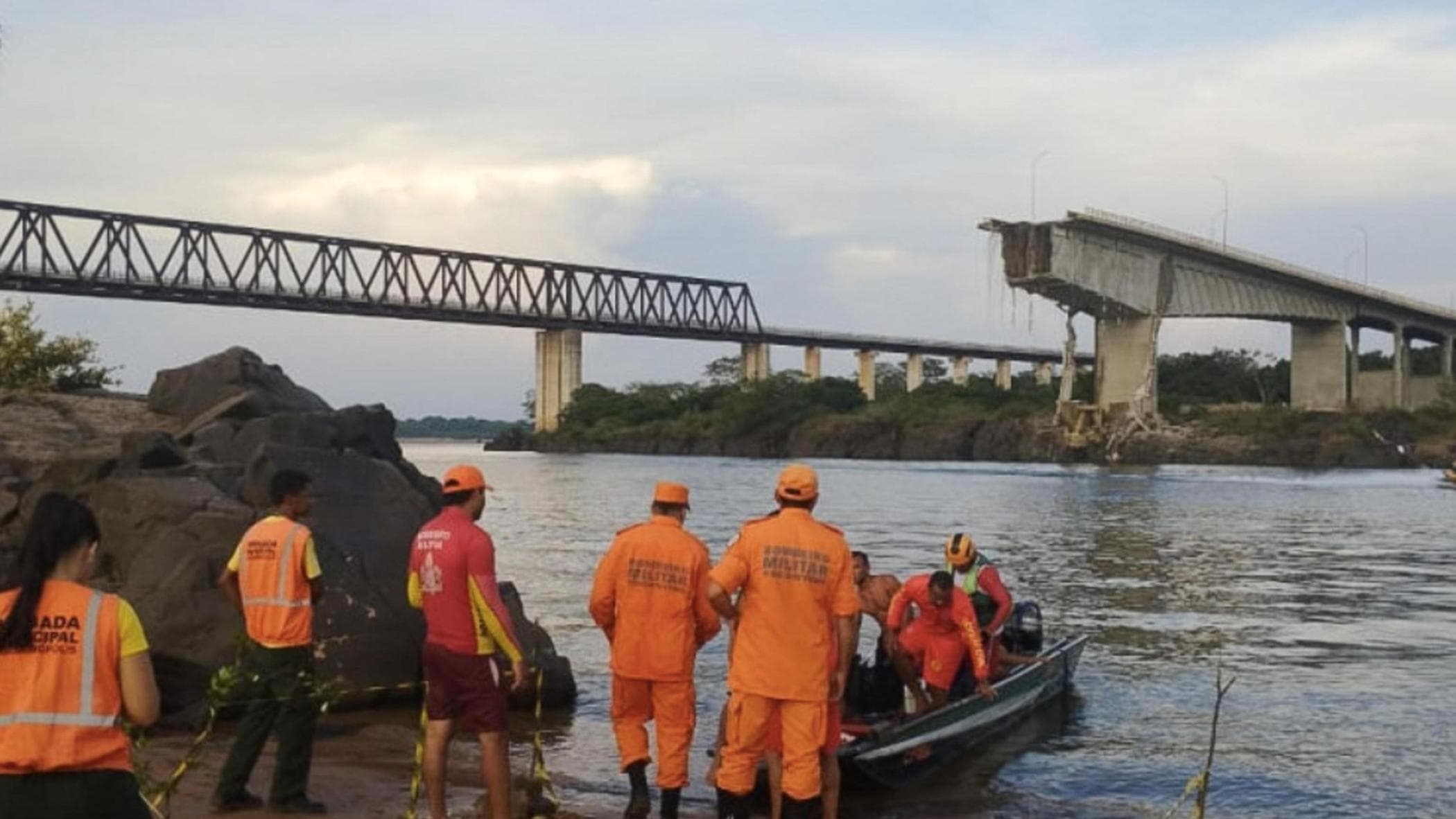 Brezilya'da bir köprü çöktü. Artık çevre felaketi korkusu var