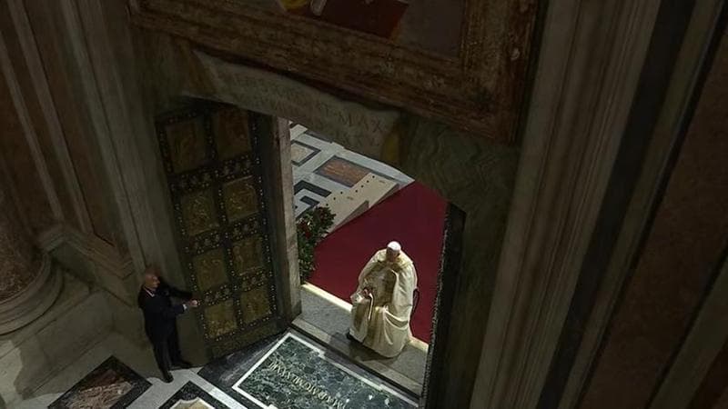 Papa Francesco oggi avvia il Giubileo aprendo la Porta Santa a San
