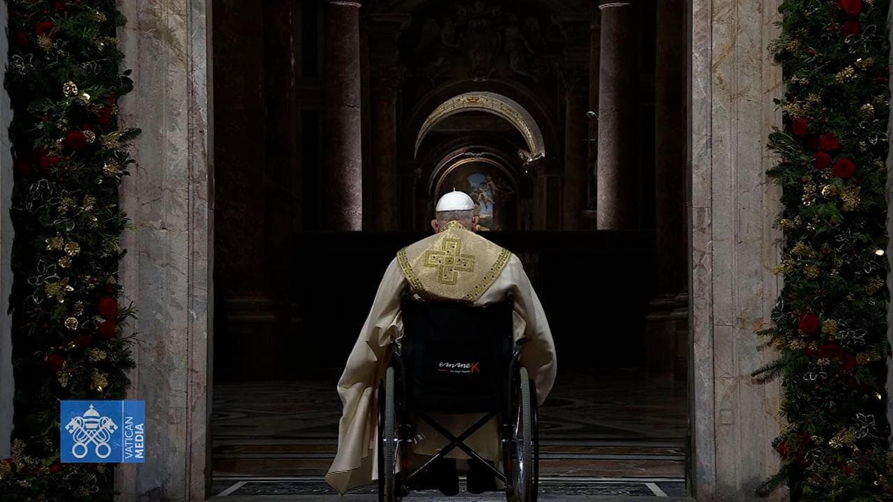 "Questa è la Porta del Signore": Papa Francesco dà inizio al Giubileo