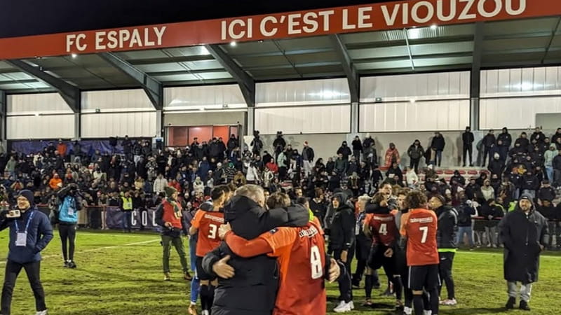 I giocatori dell'Espaly fanno festa nel loro stadio