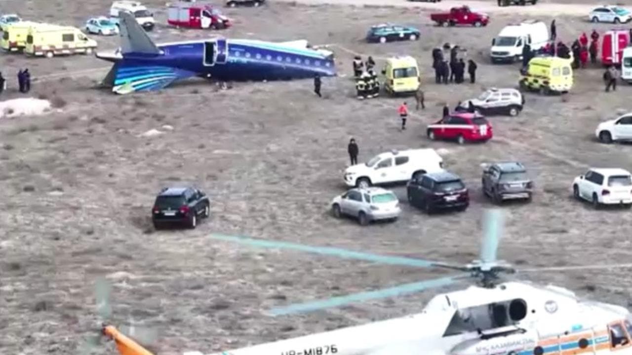 Kazakistan, le riprese dal drone dell'aereo caduto e spezzato in due