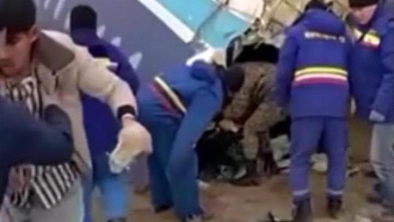 Kazakistan, i sopravvissuti all'incidente vengono estratti dai rottami dell'aereo