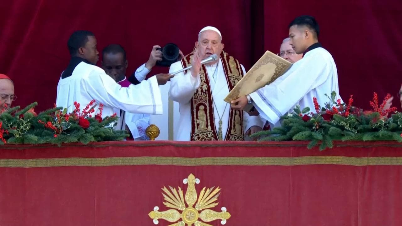 Vaticano, la benedizione "urbi et orbi" di Papa Francesco