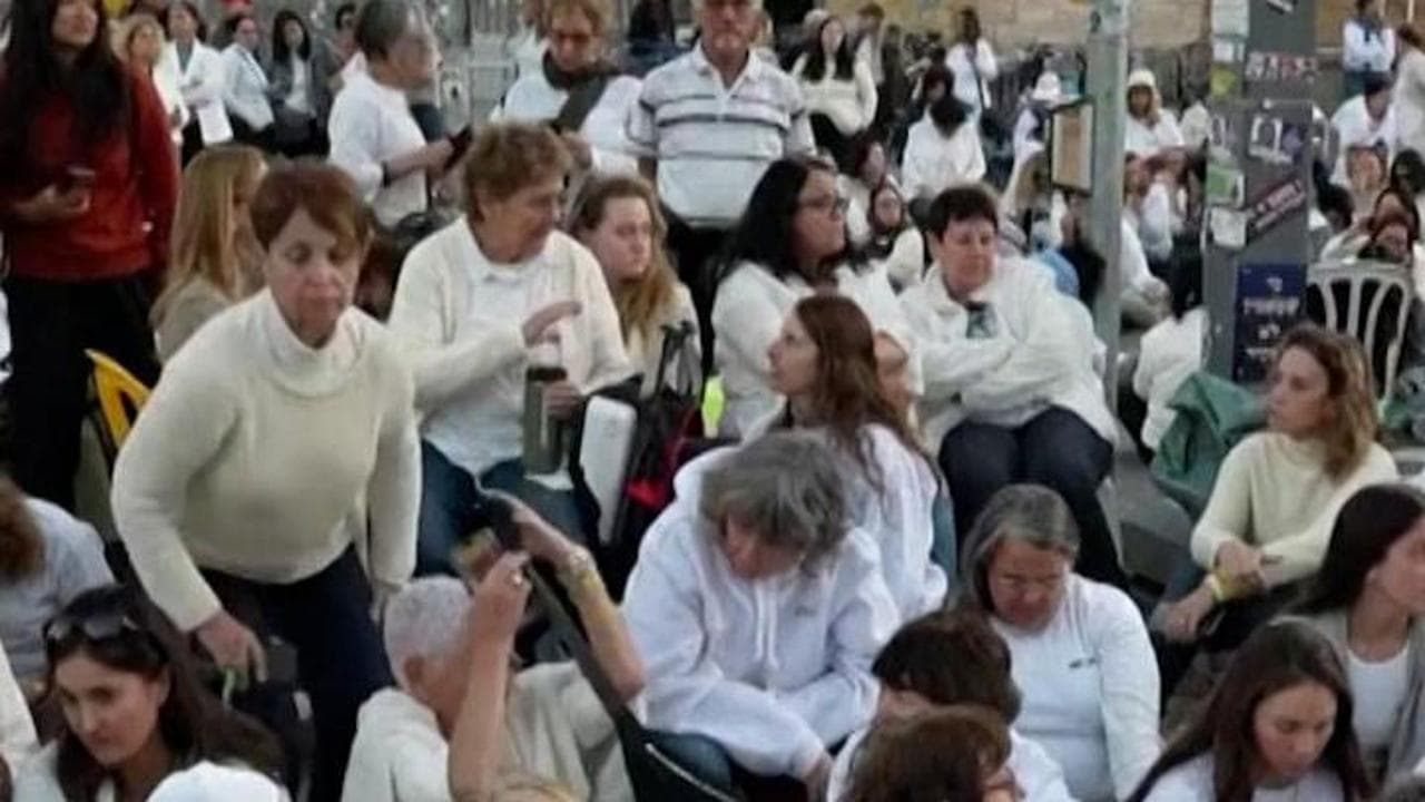 Tel Aviv, la protesta delle madri degli ostaggi di Hamas: "Nessuna vittoria finché non torneranno"