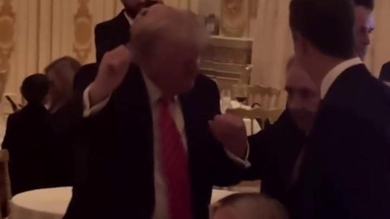 Il party di Natale a Mar-a-Lago, Melania e Ivanka sedute al tavolo. E Trump balla la "victory dance"