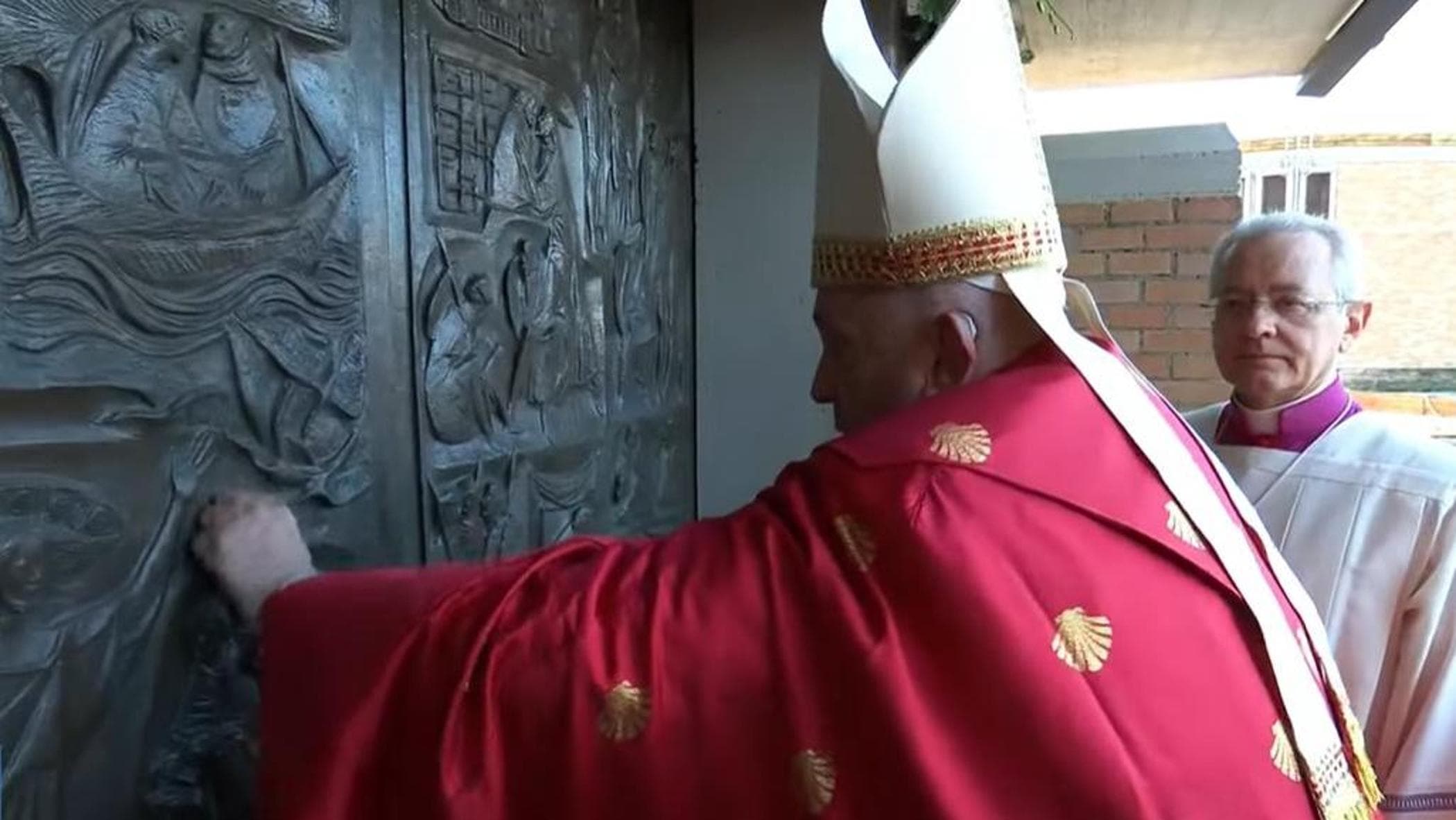 Giubileo dopo San Pietro papa Francesco apre una Porta Santa nel