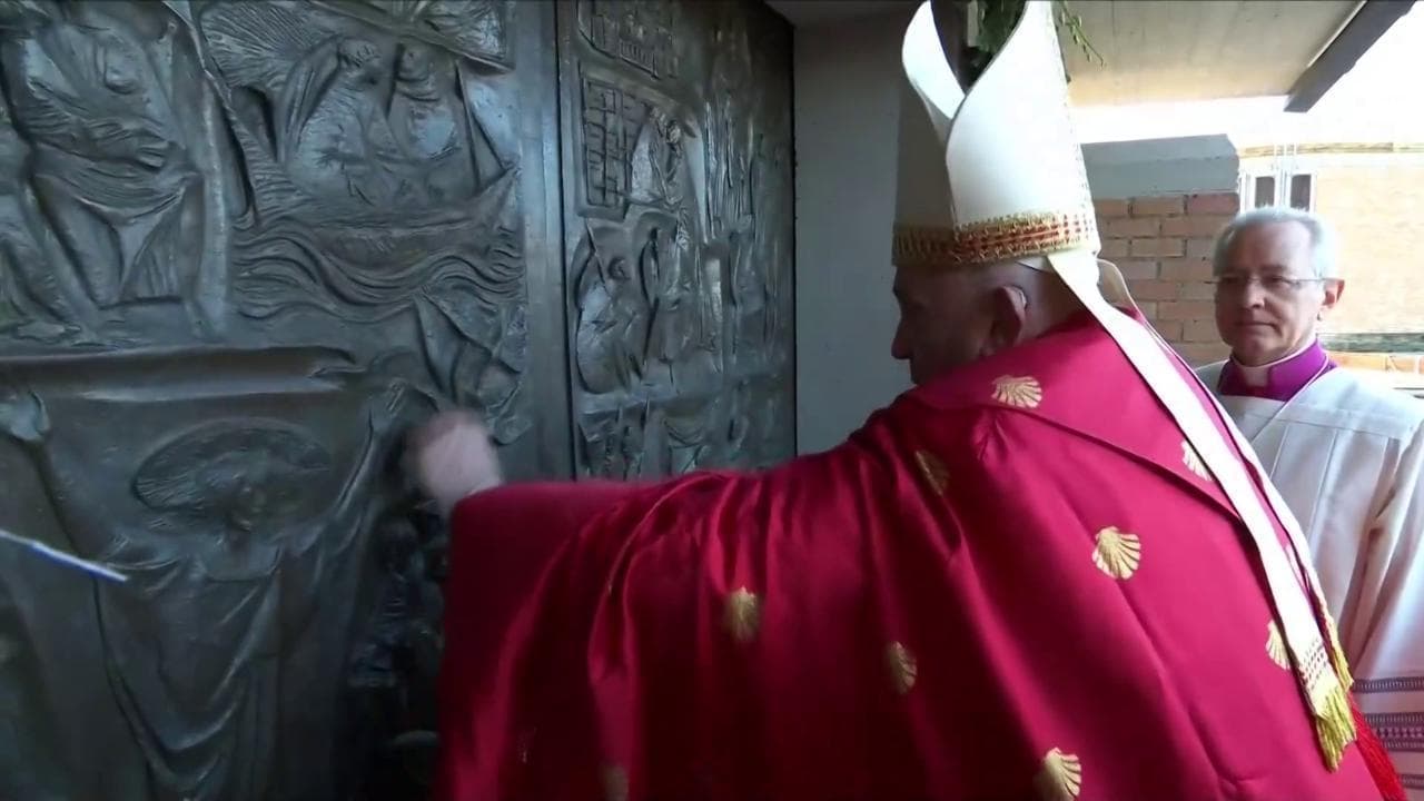 Papa Francesco a Rebibbia per l'apertura della seconda Porta Santa