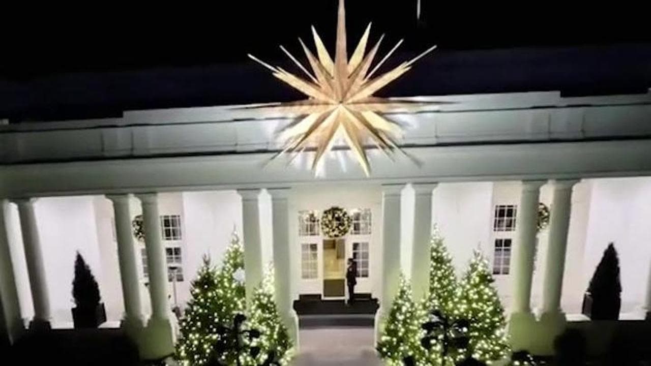 Lo spettacolare volo del drone nella Casa Bianca per gli ultimi auguri di Biden agli americani