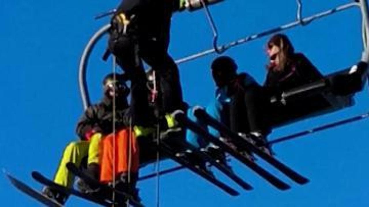 Alpi francesi, sciatori rimangono bloccati sulla seggiovia: le immagini del salvataggio