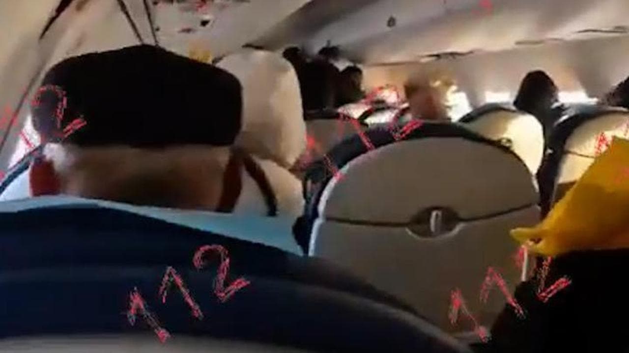 Azerbaijan Airlines, maschere d'ossigeno e preghiere a bordo: il video del passeggero sopravvissuto