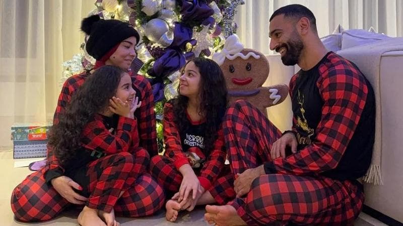 La famiglia Salah sotto l'albero di Natale