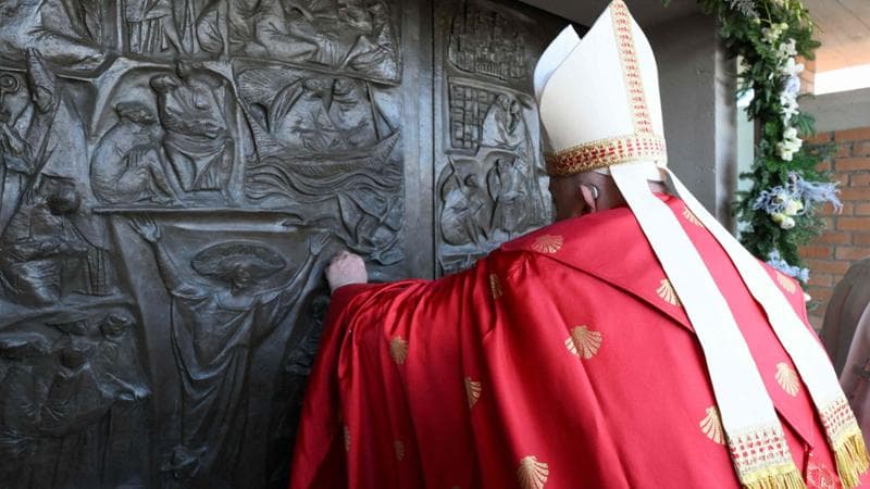 “Non perdete la speranza, qui solo pesci piccoli”. Il Papa dei detenuti apre la porta di Rebibbia